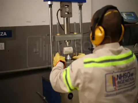 Ensayos de laboratorio para suelos, concretos, agregados y asfaltos.
